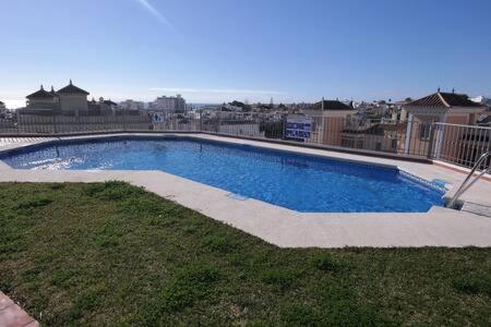 Amplio Apartamento Con Piscina Cerca De La Playa 네르하 외부 사진